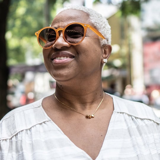 smiling_black_woman_wearing_sunglasses
